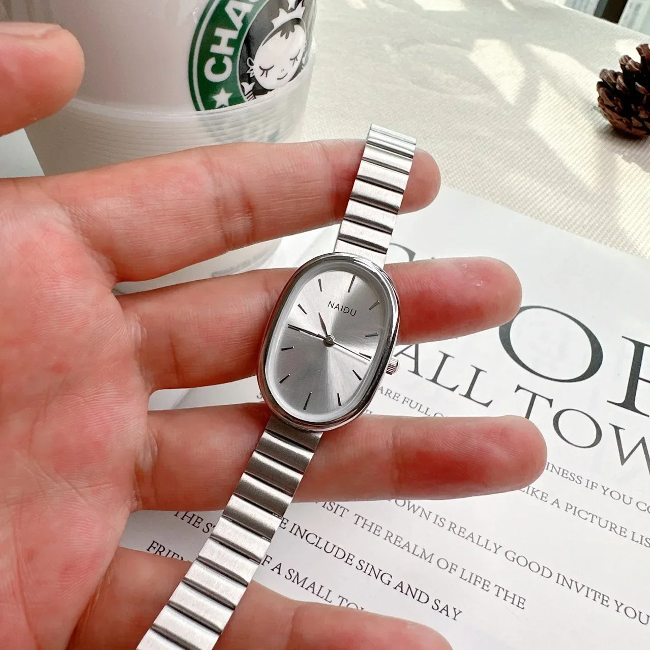 Reloj de Mujer Elegante – Cuarzo con Correa tipo Bambú y Esfera Oval