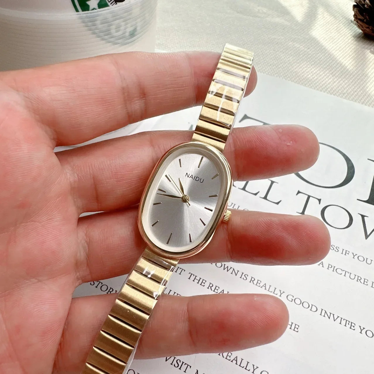 Reloj de Mujer Elegante – Cuarzo con Correa tipo Bambú y Esfera Oval