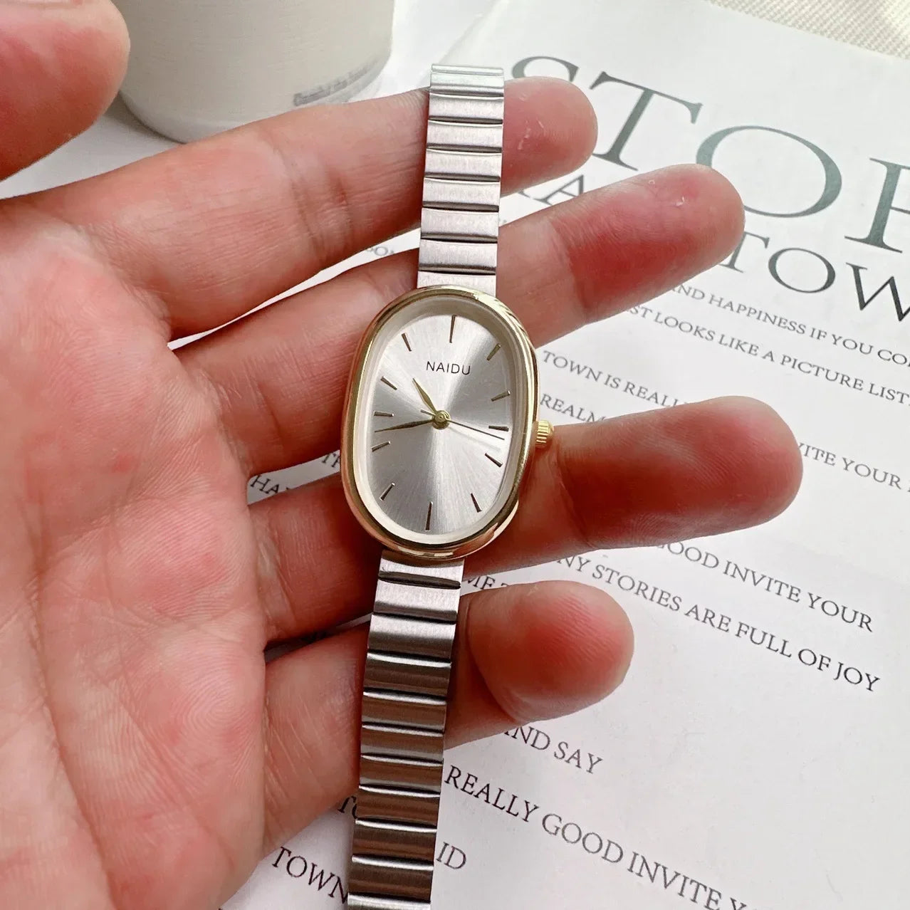 Reloj de Mujer Elegante – Cuarzo con Correa tipo Bambú y Esfera Oval