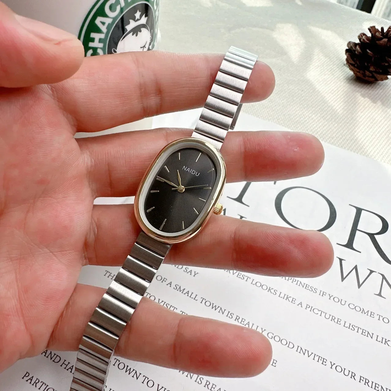 Reloj de Mujer Elegante – Cuarzo con Correa tipo Bambú y Esfera Oval