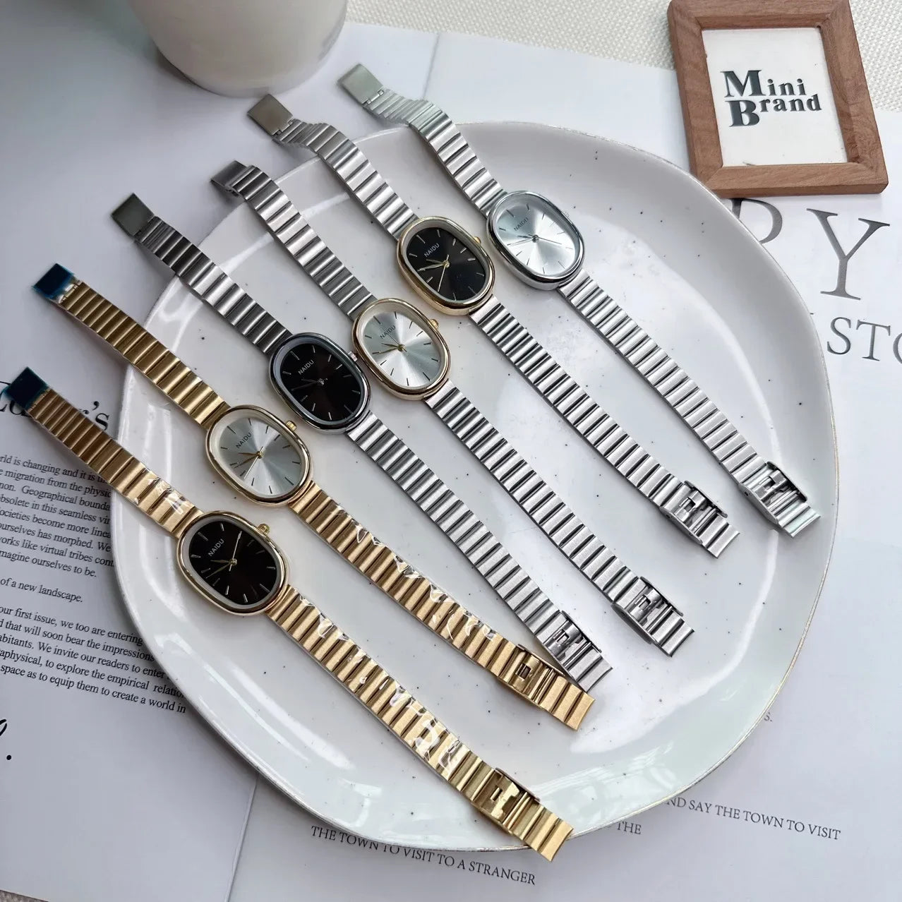 Reloj de Mujer Elegante – Cuarzo con Correa tipo Bambú y Esfera Oval