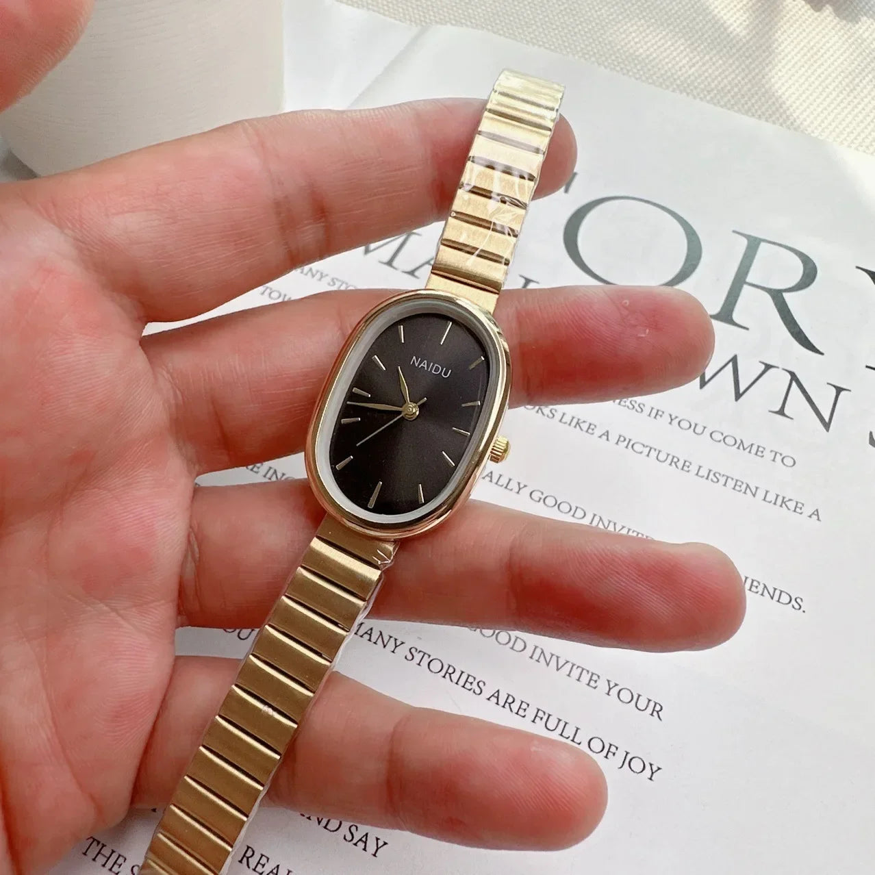 Reloj de Mujer Elegante – Cuarzo con Correa tipo Bambú y Esfera Oval