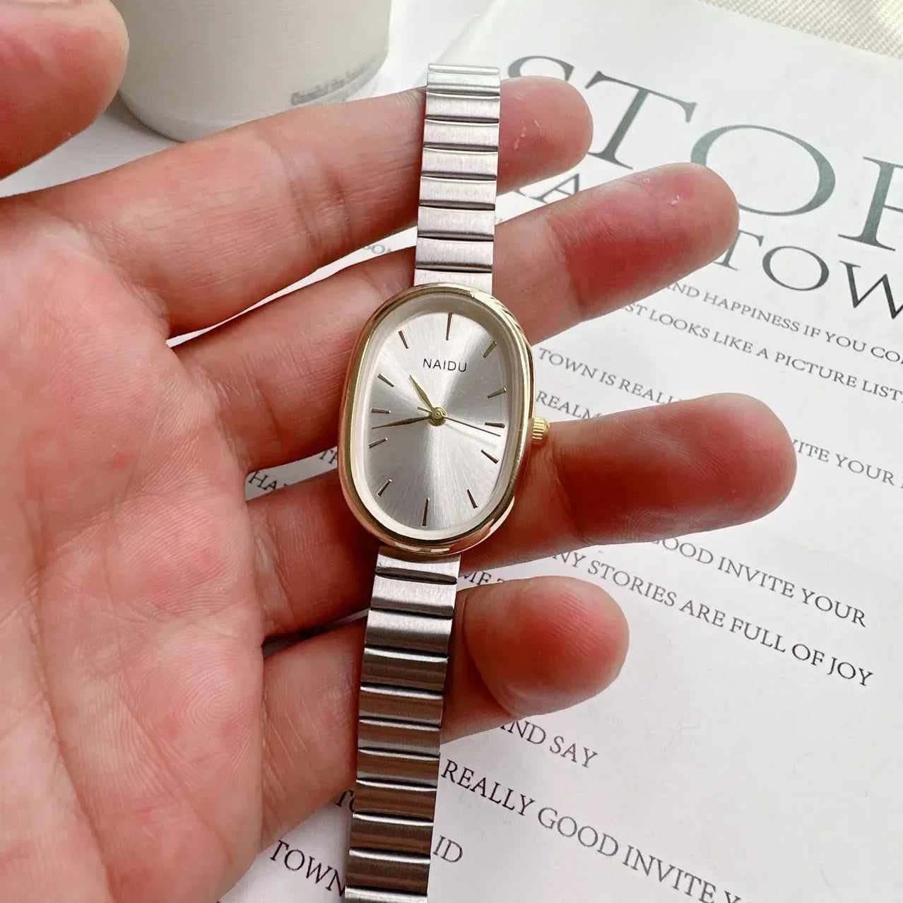 Reloj de Mujer Elegante – Cuarzo con Correa tipo Bambú y Esfera Oval