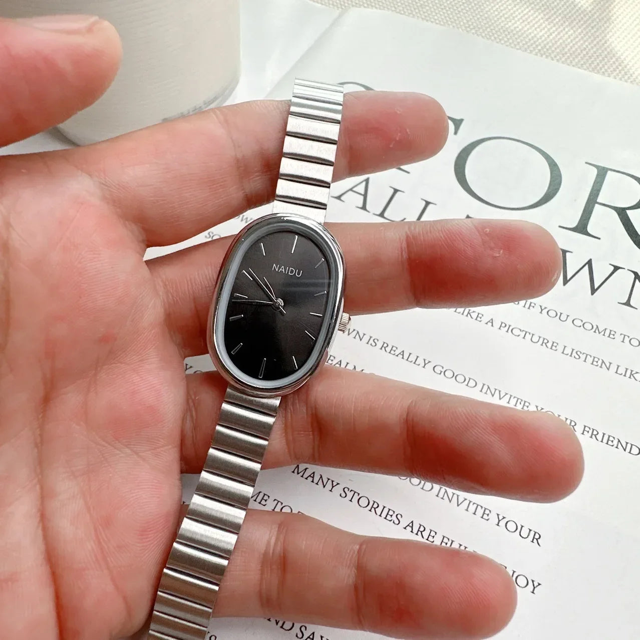 Reloj de Mujer Elegante – Cuarzo con Correa tipo Bambú y Esfera Oval